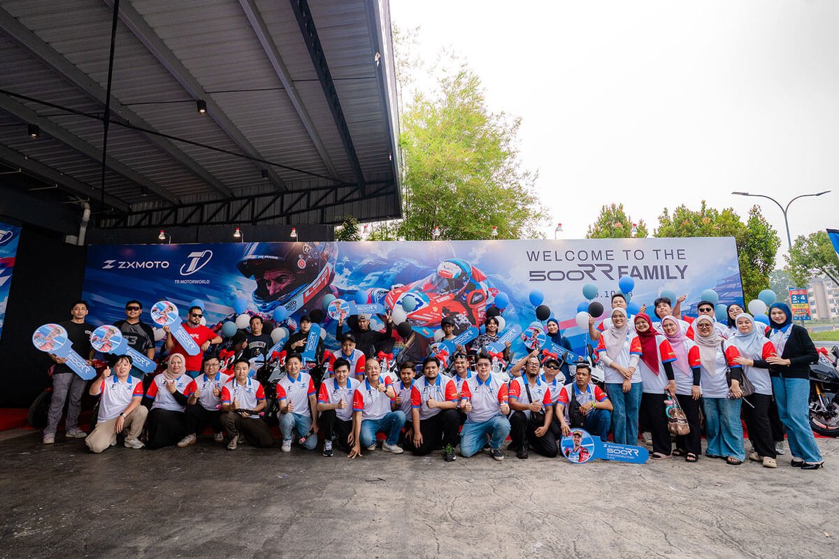 TR Motorworld celebrates the handover of Malaysia's first batch of 18 ZXMOTO 500RR motorcycles at Best Shop JB on 10 October 2026